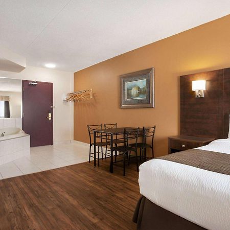 Days Inn By Wyndham Leamington Exteriör bild
