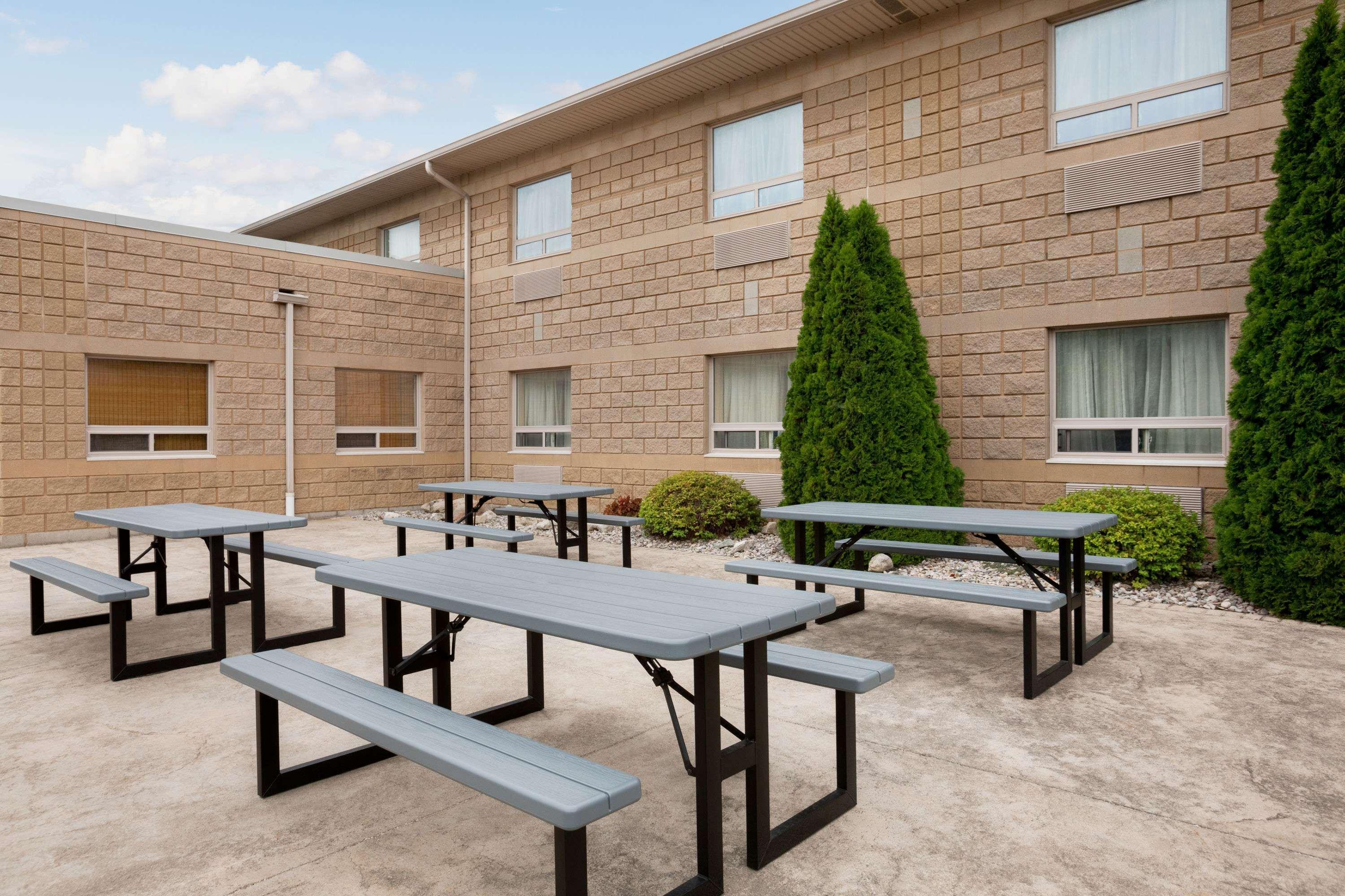Days Inn By Wyndham Leamington Exteriör bild