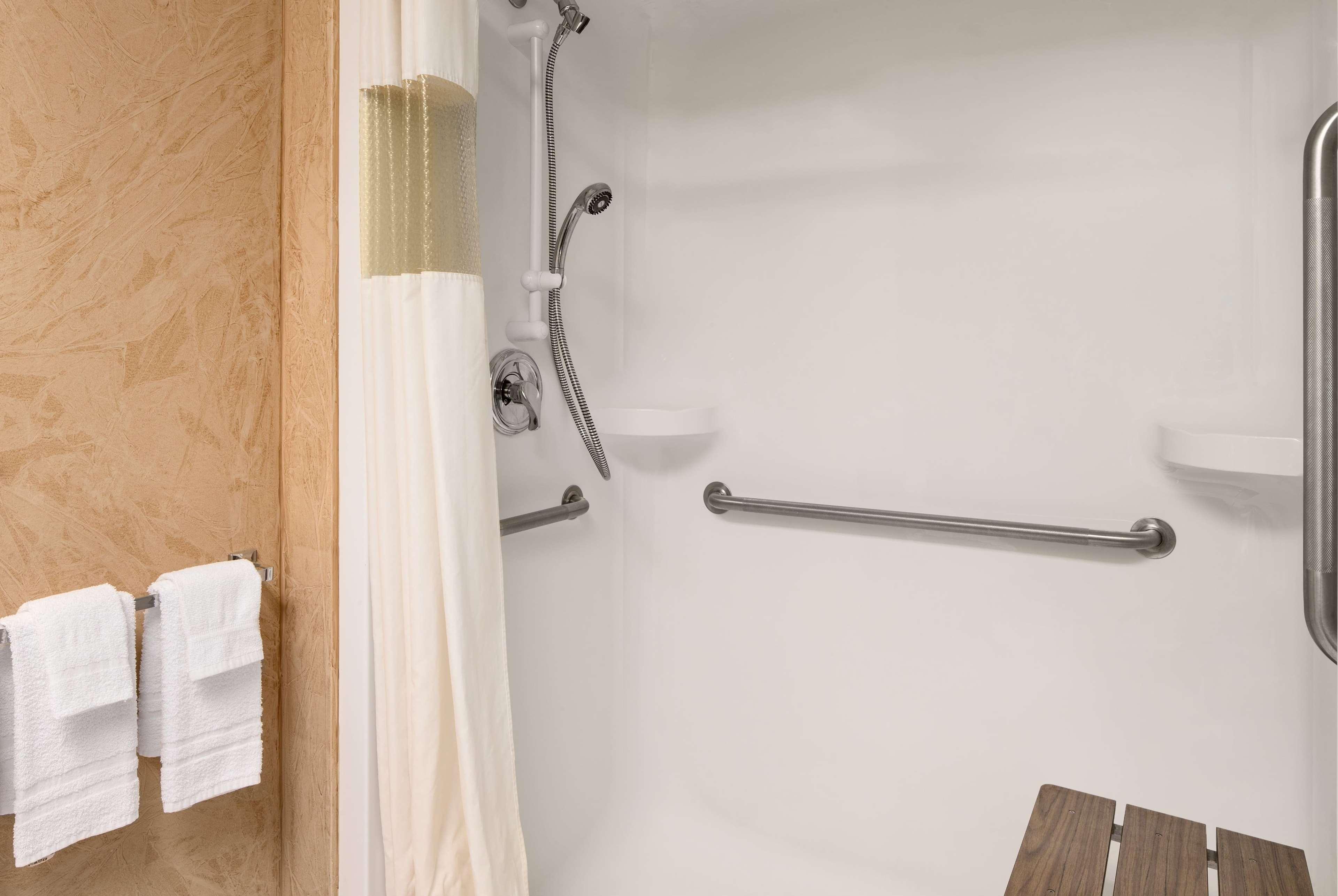 Days Inn By Wyndham Leamington Exteriör bild