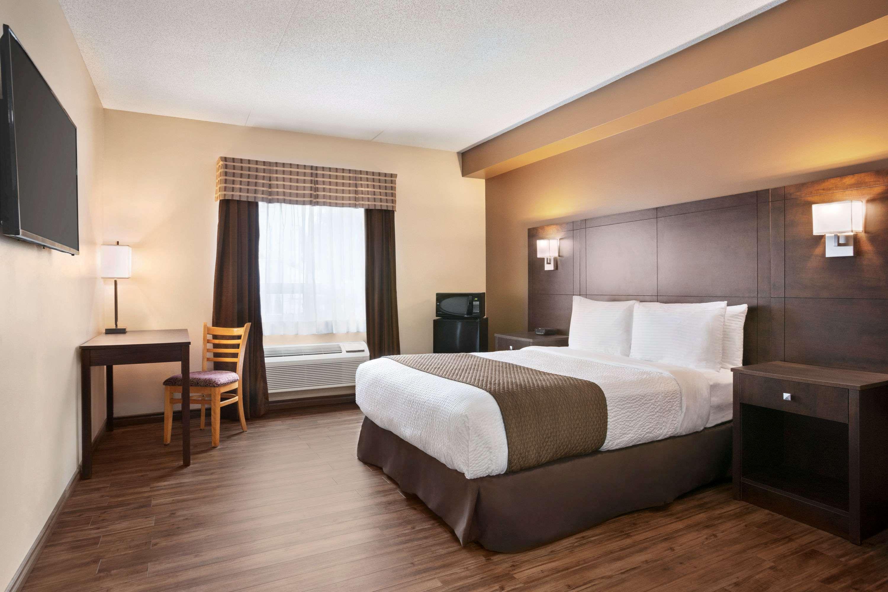 Days Inn By Wyndham Leamington Exteriör bild